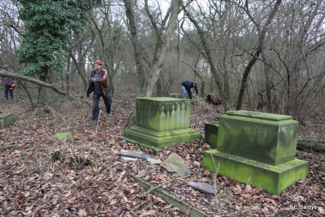 Posprzątali cmentarz ewangelicki (zdjęcia)