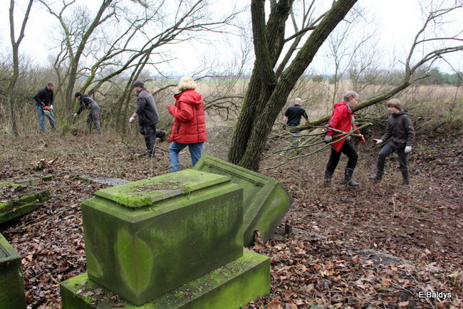 Posprzątali cmentarz ewangelicki (zdjęcia)