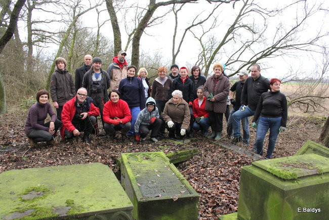 Posprzątali cmentarz ewangelicki (zdjęcia)