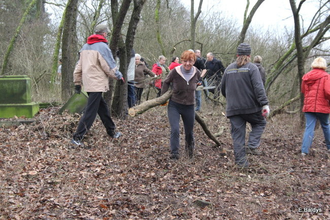 Posprzątali cmentarz ewangelicki (zdjęcia)