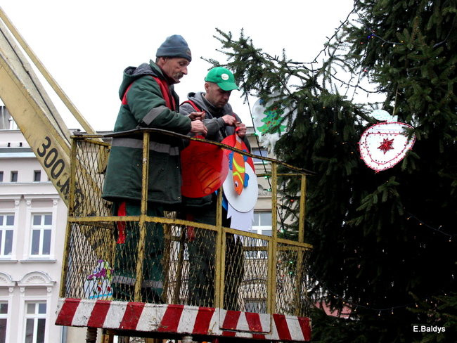 Choinka na rynku przybrana (zdjęcia)