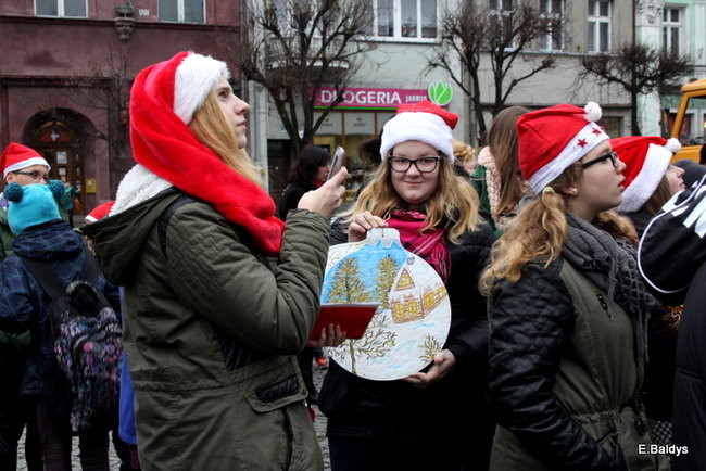 Choinka na rynku przybrana (zdjęcia)