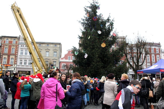 Choinka na rynku przybrana (zdjęcia)
