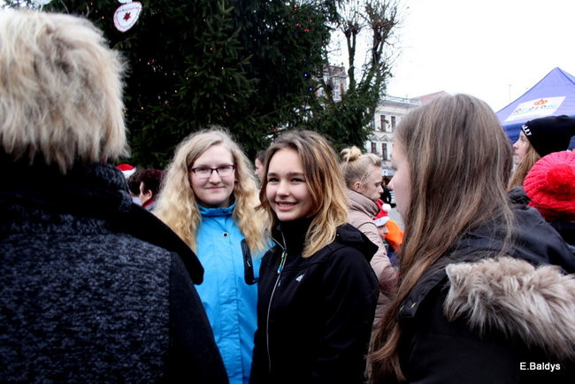 Choinka na rynku przybrana (zdjęcia)