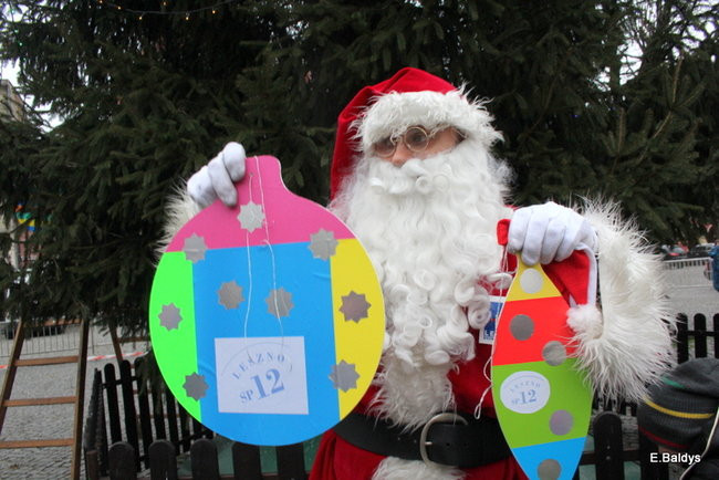 Choinka na rynku przybrana (zdjęcia)