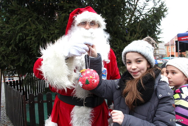 Choinka na rynku przybrana (zdjęcia)