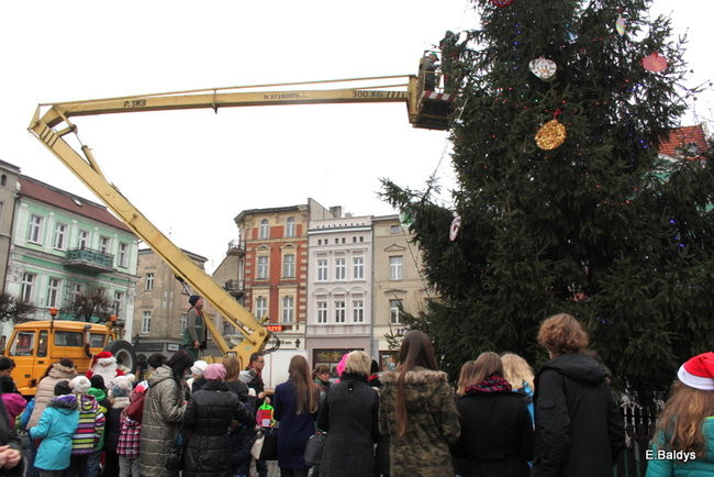 Choinka na rynku przybrana (zdjęcia)