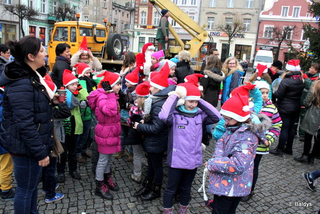 Choinka na rynku przybrana (zdjęcia)