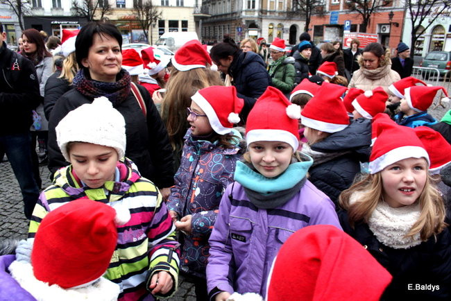 Choinka na rynku przybrana (zdjęcia)