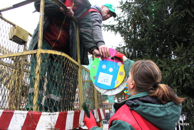 Choinka na rynku przybrana (zdjęcia)