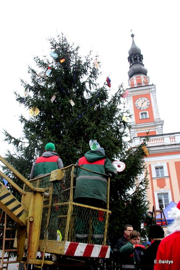 Choinka na rynku przybrana (zdjęcia)