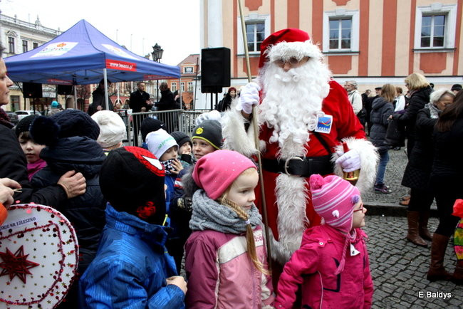 Choinka na rynku przybrana (zdjęcia)
