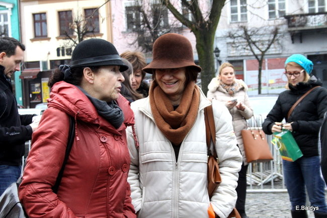 Choinka na rynku przybrana (zdjęcia)