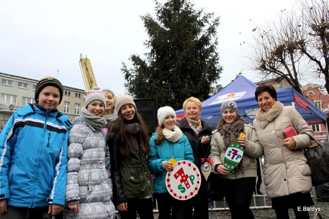 Choinka na rynku przybrana (zdjęcia)