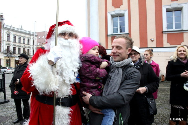 Choinka na rynku przybrana (zdjęcia)