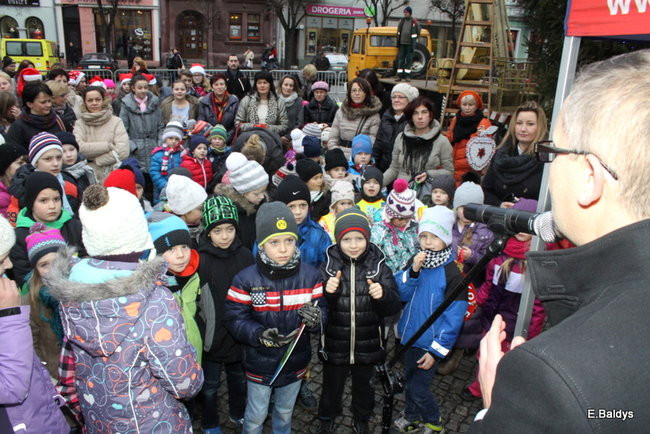 Choinka na rynku przybrana (zdjęcia)