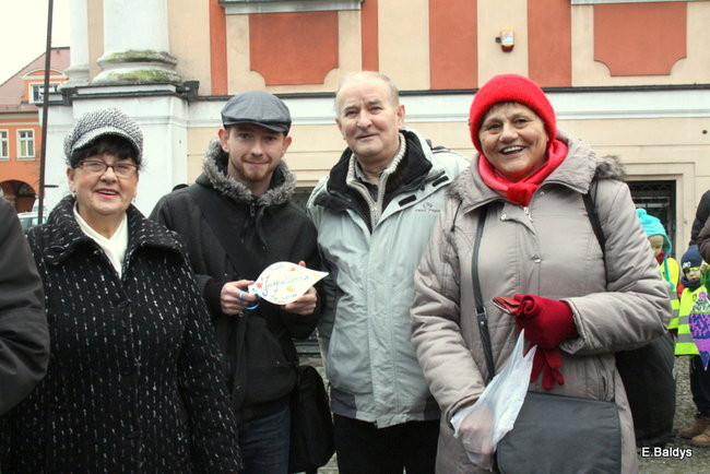 Choinka na rynku przybrana (zdjęcia)