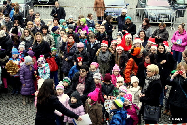 Choinka na rynku przybrana (zdjęcia)
