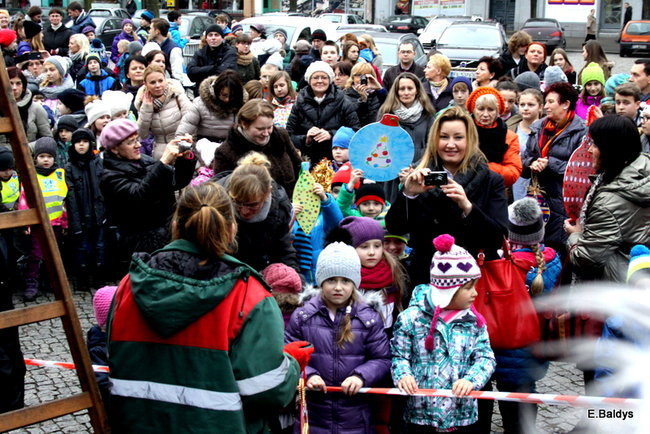 Choinka na rynku przybrana (zdjęcia)