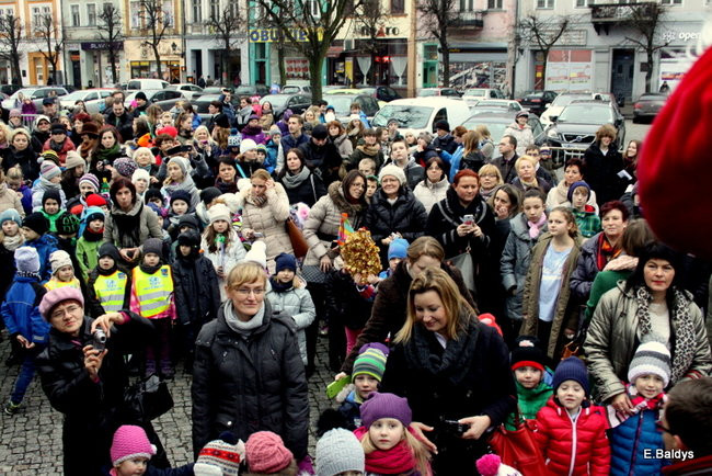 Choinka na rynku przybrana (zdjęcia)