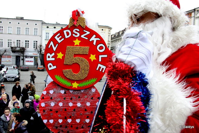 Choinka na rynku przybrana (zdjęcia)