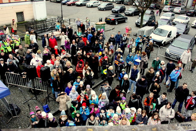 Choinka na rynku przybrana (zdjęcia)