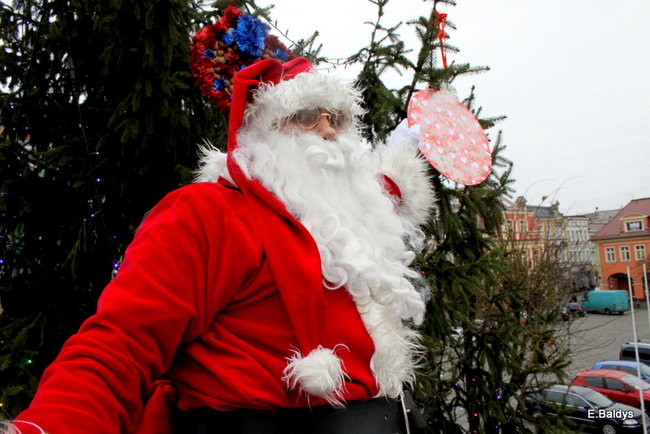 Choinka na rynku przybrana (zdjęcia)