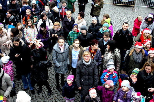 Choinka na rynku przybrana (zdjęcia)