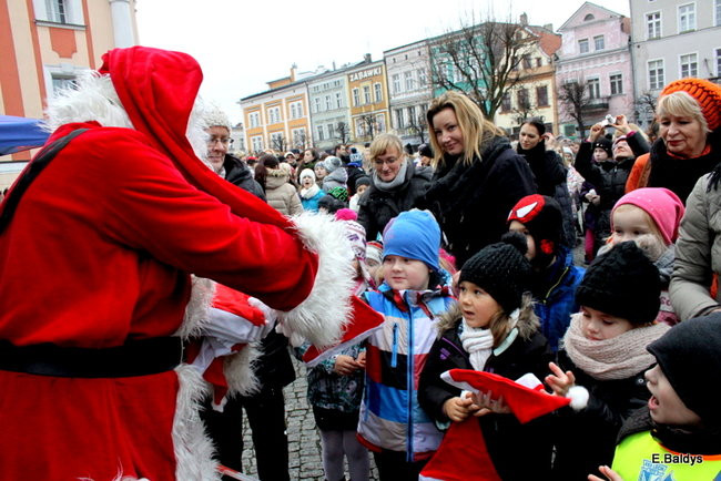 Choinka na rynku przybrana (zdjęcia)