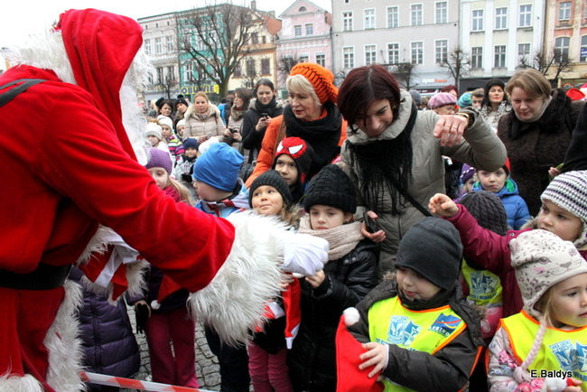 Choinka na rynku przybrana (zdjęcia)