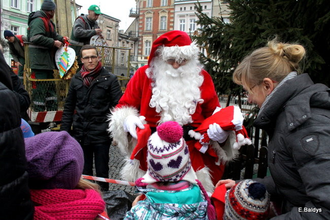 Choinka na rynku przybrana (zdjęcia)