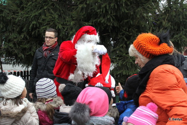 Choinka na rynku przybrana (zdjęcia)