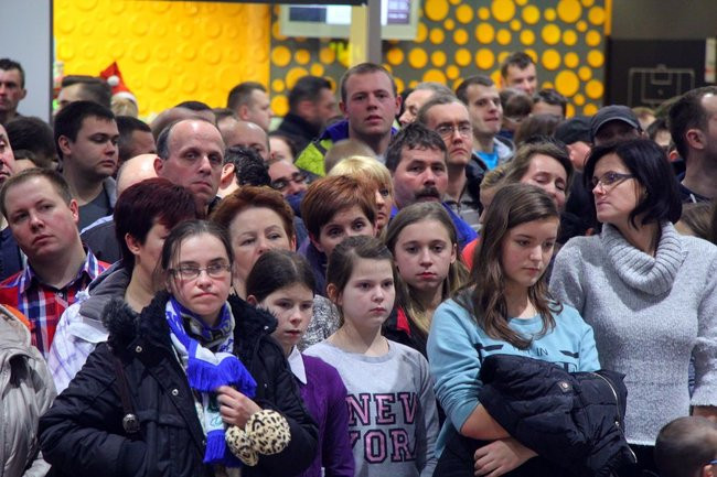 Galeria pełna kibiców (wideo i zdjęcia)