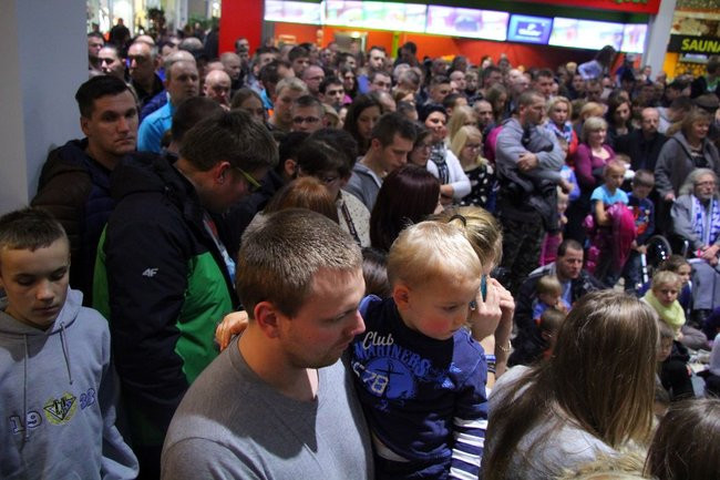 Galeria pełna kibiców (wideo i zdjęcia)