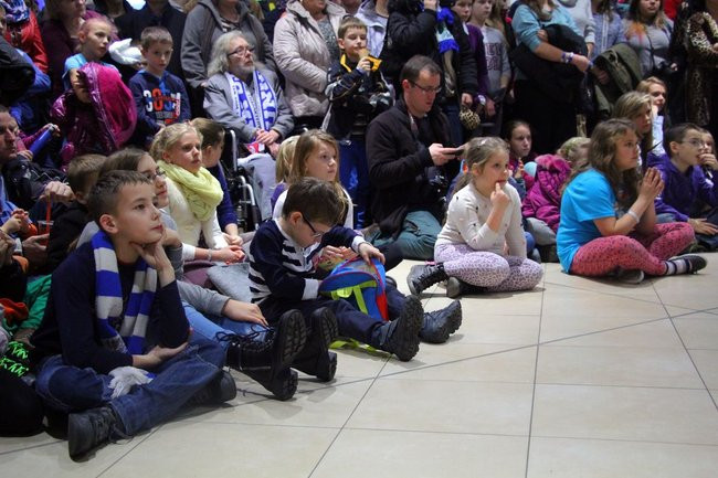 Galeria pełna kibiców (wideo i zdjęcia)