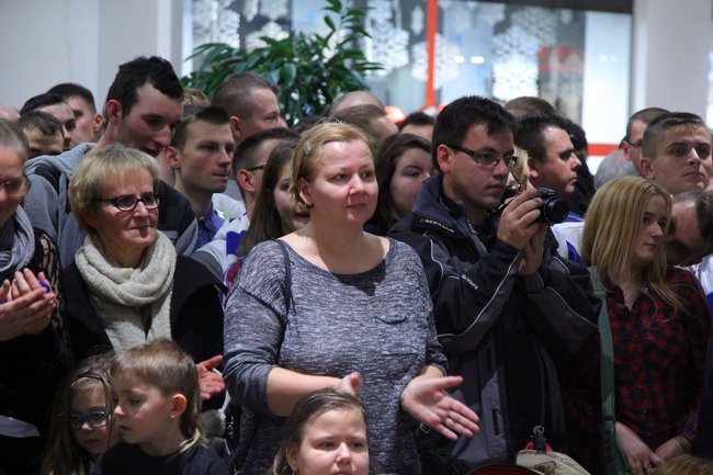 Galeria pełna kibiców (wideo i zdjęcia)