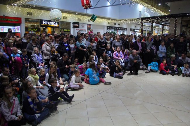 Galeria pełna kibiców (wideo i zdjęcia)