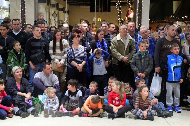 Galeria pełna kibiców (wideo i zdjęcia)