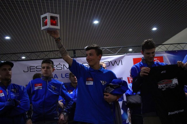 Galeria pełna kibiców (wideo i zdjęcia)