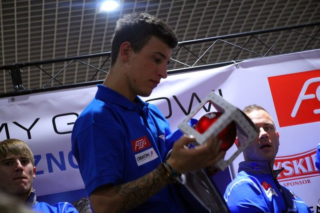 Galeria pełna kibiców (wideo i zdjęcia)