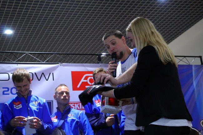 Galeria pełna kibiców (wideo i zdjęcia)