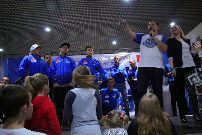 Galeria pełna kibiców (wideo i zdjęcia)