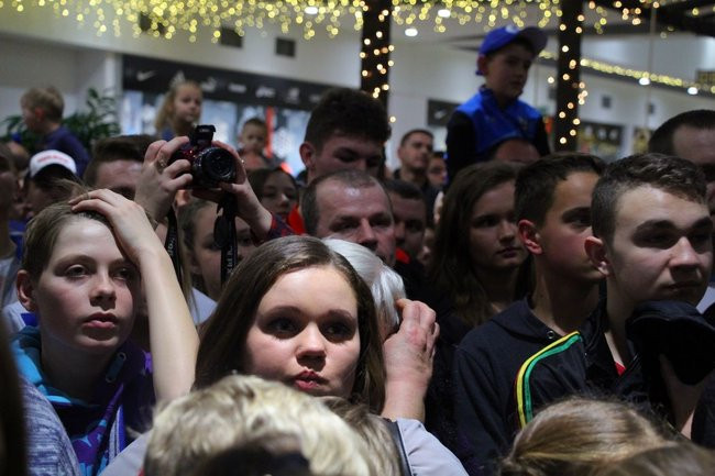 Galeria pełna kibiców (wideo i zdjęcia)