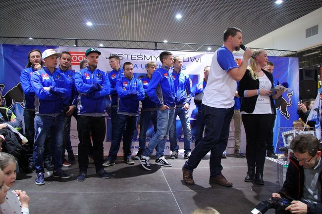 Galeria pełna kibiców (wideo i zdjęcia)