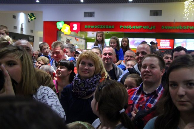 Galeria pełna kibiców (wideo i zdjęcia)