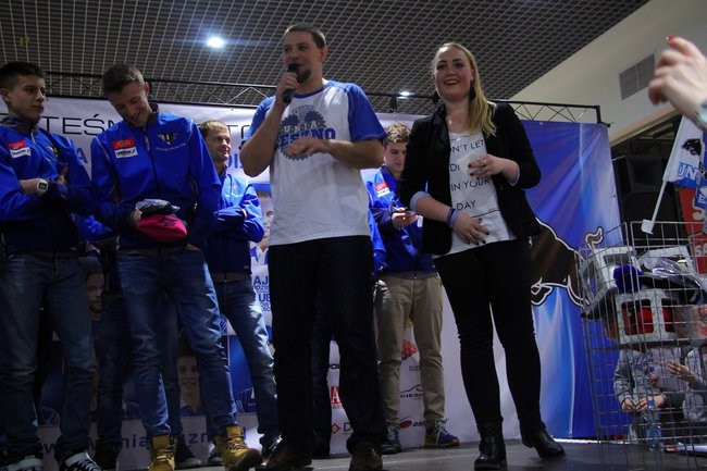 Galeria pełna kibiców (wideo i zdjęcia)