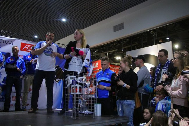 Galeria pełna kibiców (wideo i zdjęcia)