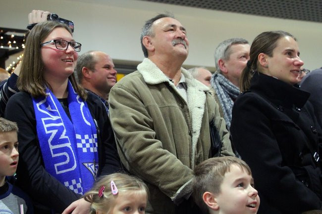 Galeria pełna kibiców (wideo i zdjęcia)