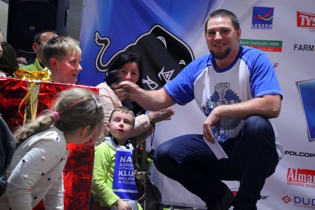 Galeria pełna kibiców (wideo i zdjęcia)