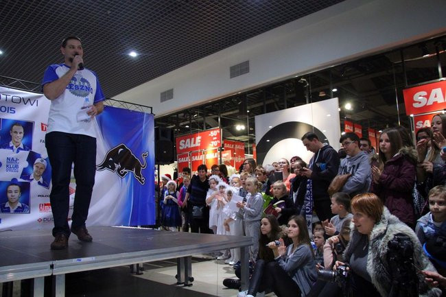 Galeria pełna kibiców (wideo i zdjęcia)